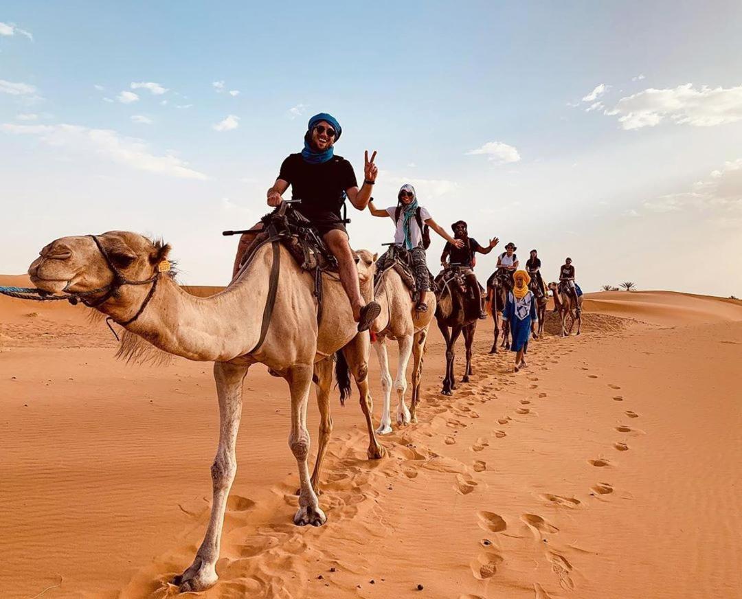 Les Pyramides Hotel Merzouga Bagian luar foto