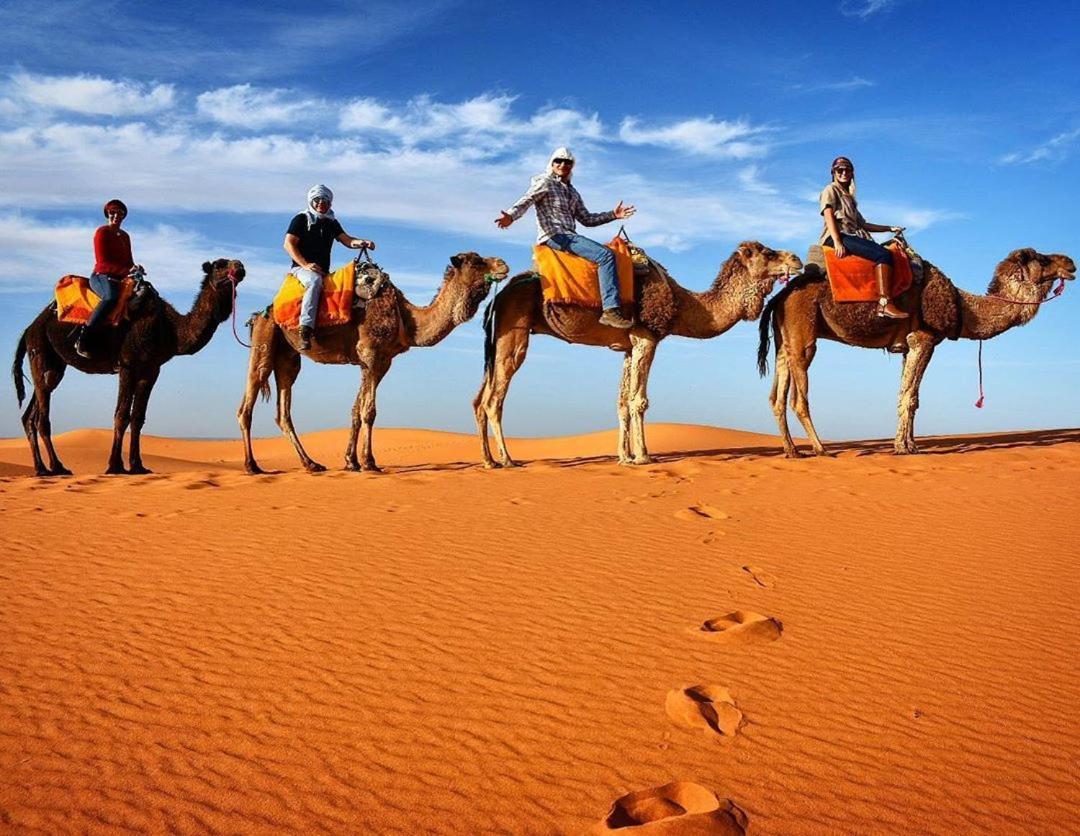 Les Pyramides Hotel Merzouga Bagian luar foto