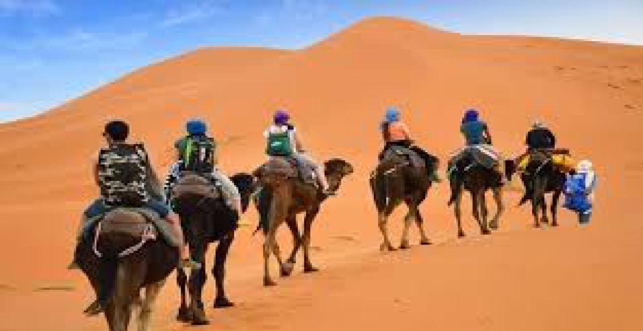 Les Pyramides Hotel Merzouga Bagian luar foto