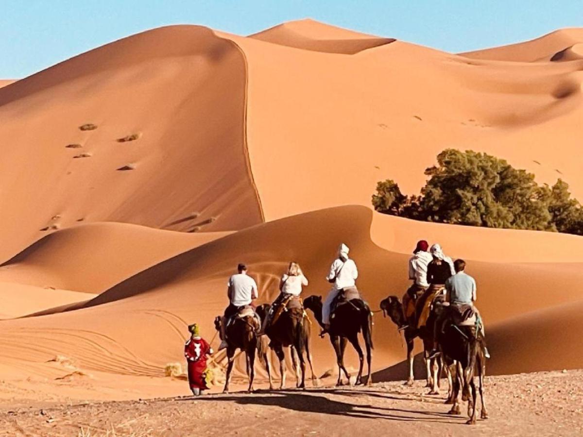 Les Pyramides Hotel Merzouga Bagian luar foto