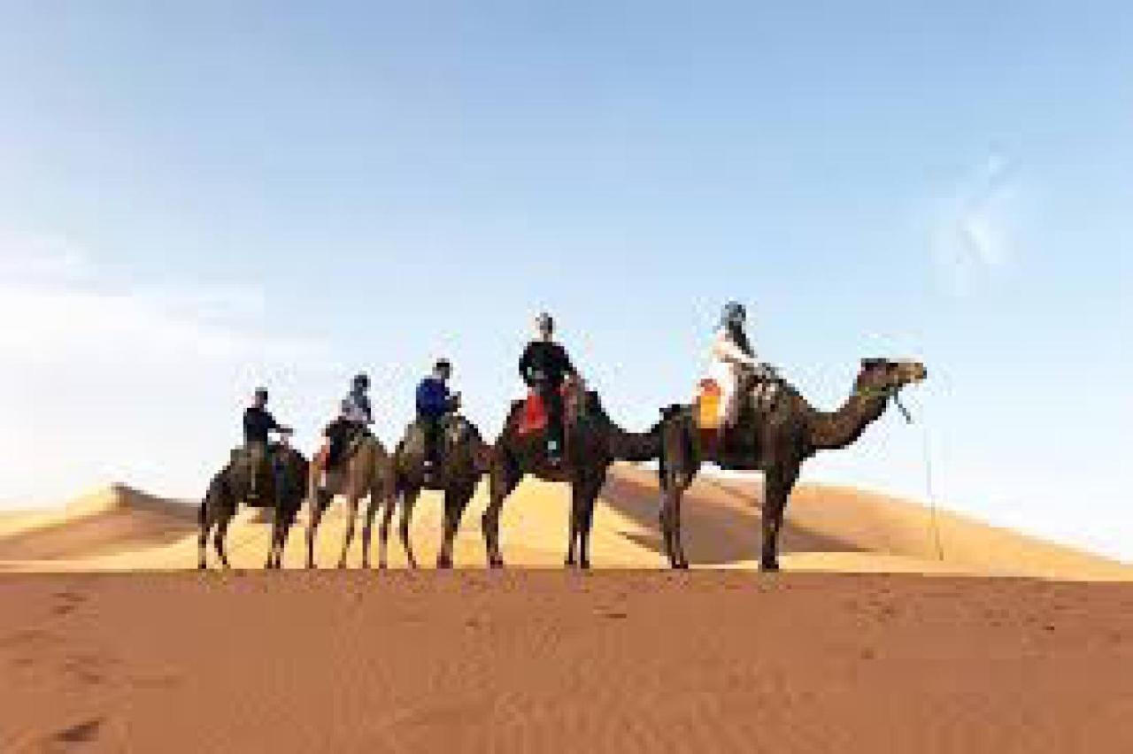 Les Pyramides Hotel Merzouga Bagian luar foto
